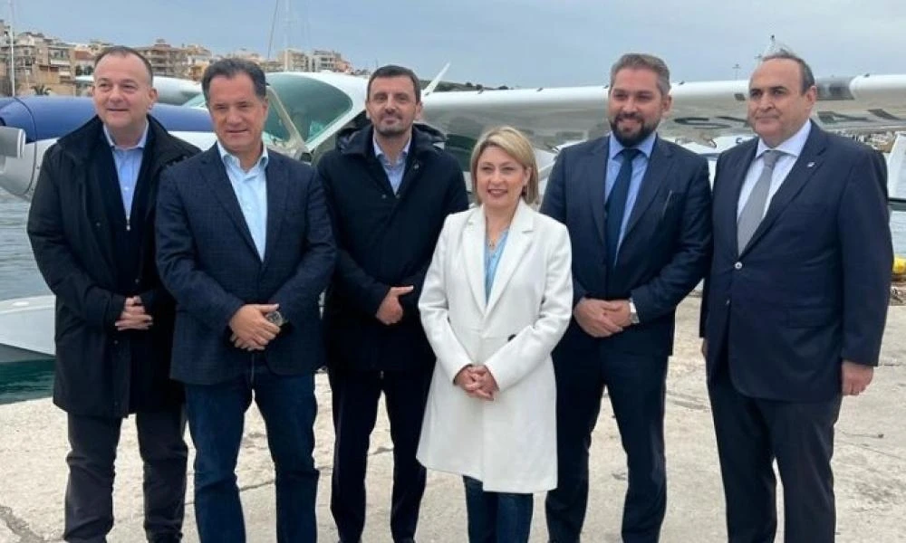 Στην πρώτη δοκιμαστική πτήση με υδροπλάνο η υφυπουργός Μεταφορών (Βίντεο)